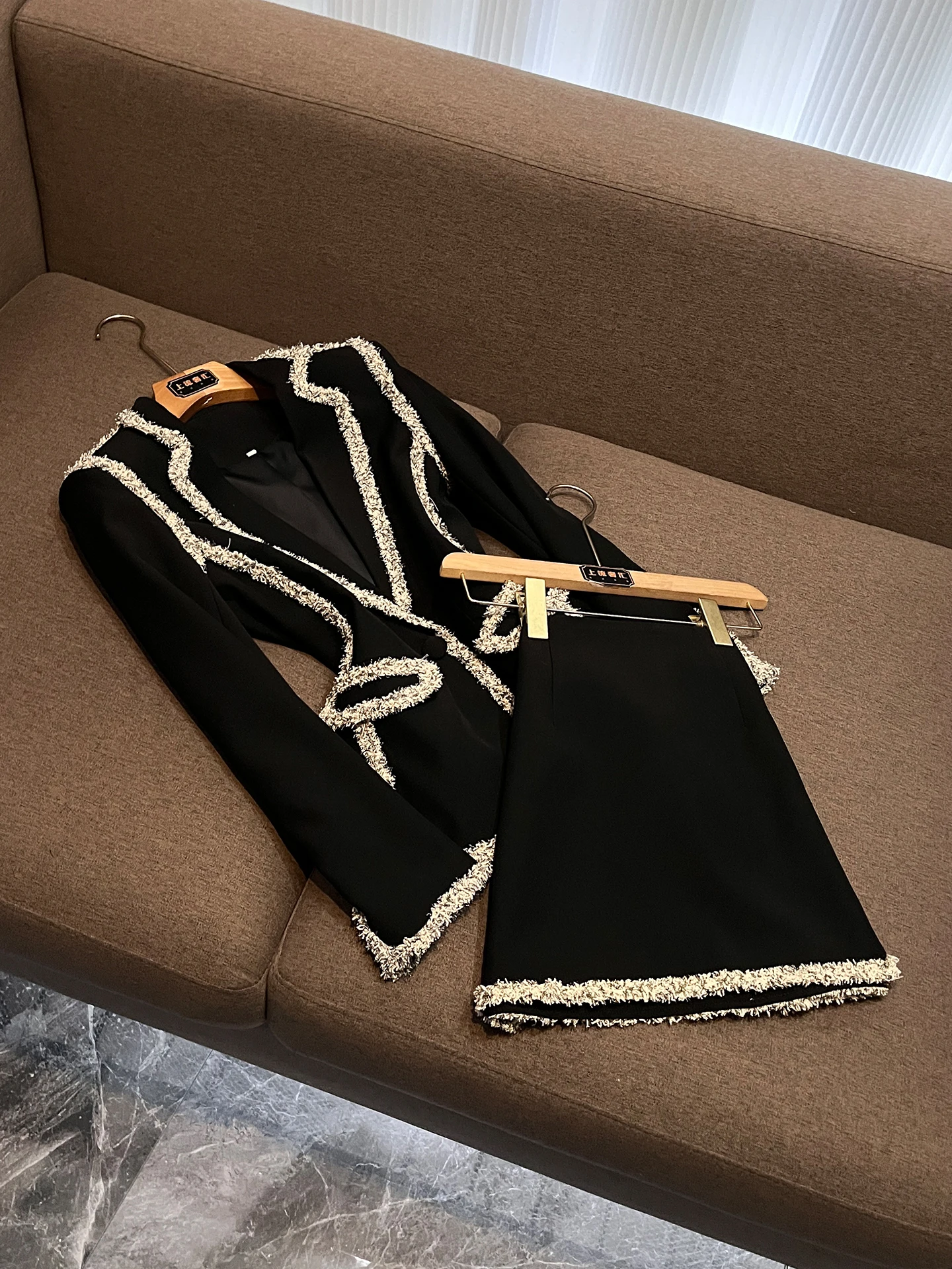 Elegant Black Suit Jacket And Skirt Set Women's Summer Commute Versatile High-End Feel Fashionable Professional Polyester Fiber
Elegant Black Suit Jacket And Skirt Set Women's Summer Commute Versatile High-End Feel Fashionable Professional Polyester Fiber