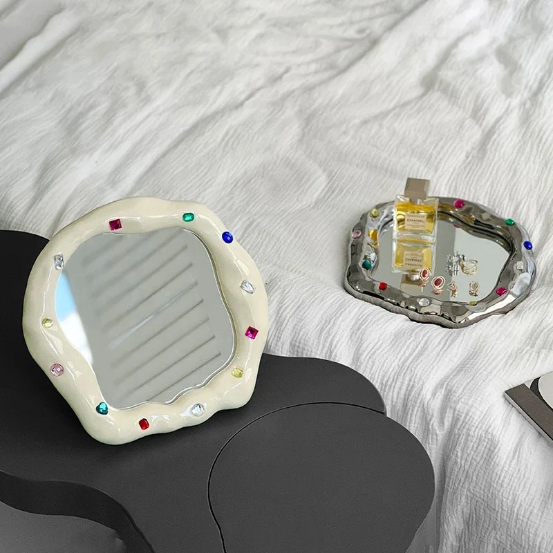 Desktop Creative Mirror Nordic Irregular Aesthetic Makeup Small Living Room Korean Desk Mirror Design Espelhos Creative Decor
Desktop Creative Mirror Nordic Irregular Aesthetic Makeup Small Living Room Korean Desk Mirror Design Espelhos Creative Decor