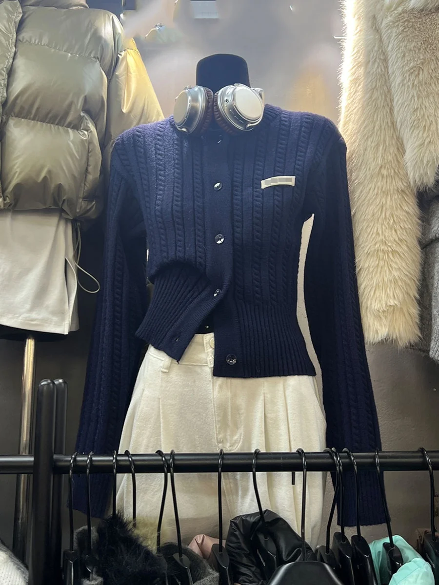 Вязаный кардиган Ele ort с круглым вырезом и узором «косы» в корейском стиле, модный, весенняя новинка, женская верхняя одежда
Вязаный кардиган Ele ort с круглым вырезом и узором «косы» в корейском стиле, модный, весенняя новинка, женская верхняя одежда