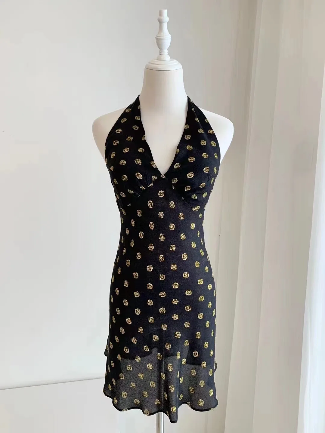 Women Sexy Strapless Halter V-Neck Sleeveless 100% Silk Backless Dot Print Mini Dress
Women Sexy Strapless Halter V-Neck Sleeveless 100% Silk Backless Dot Print Mini Dress