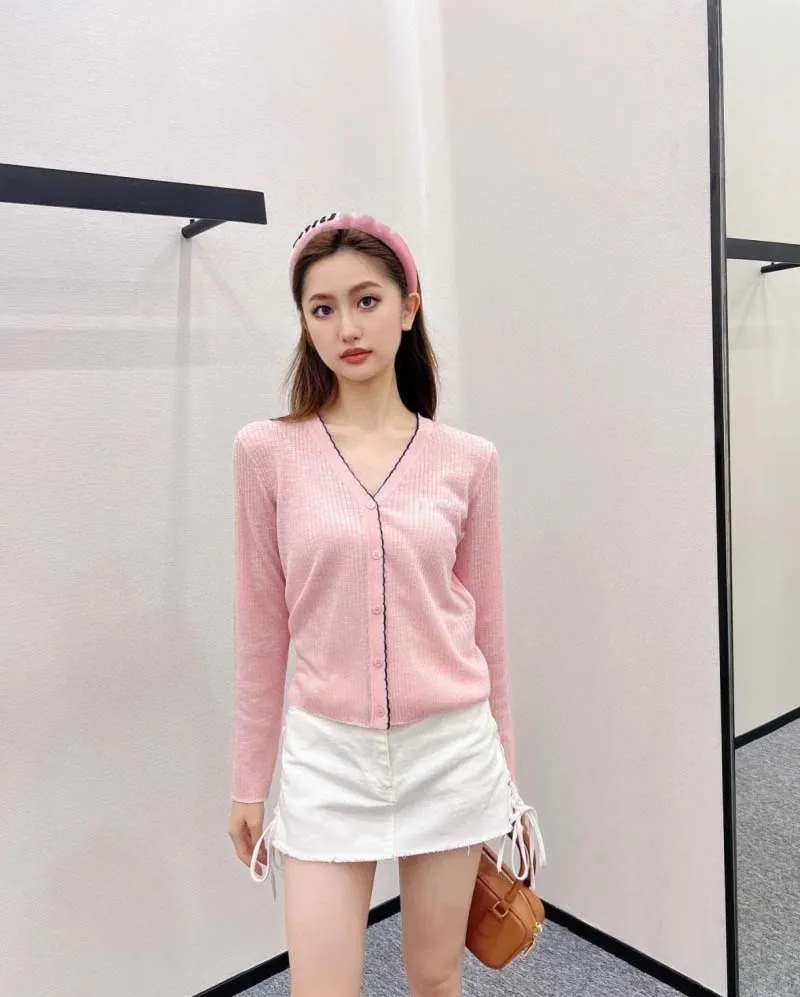 Girls' style women's knitted cardigan, fashionable and sweet temperament, elastic and slim fit, simple and versatile sweater
Girls' style women's knitted cardigan, fashionable and sweet temperament, elastic and slim fit, simple and versatile sweater
