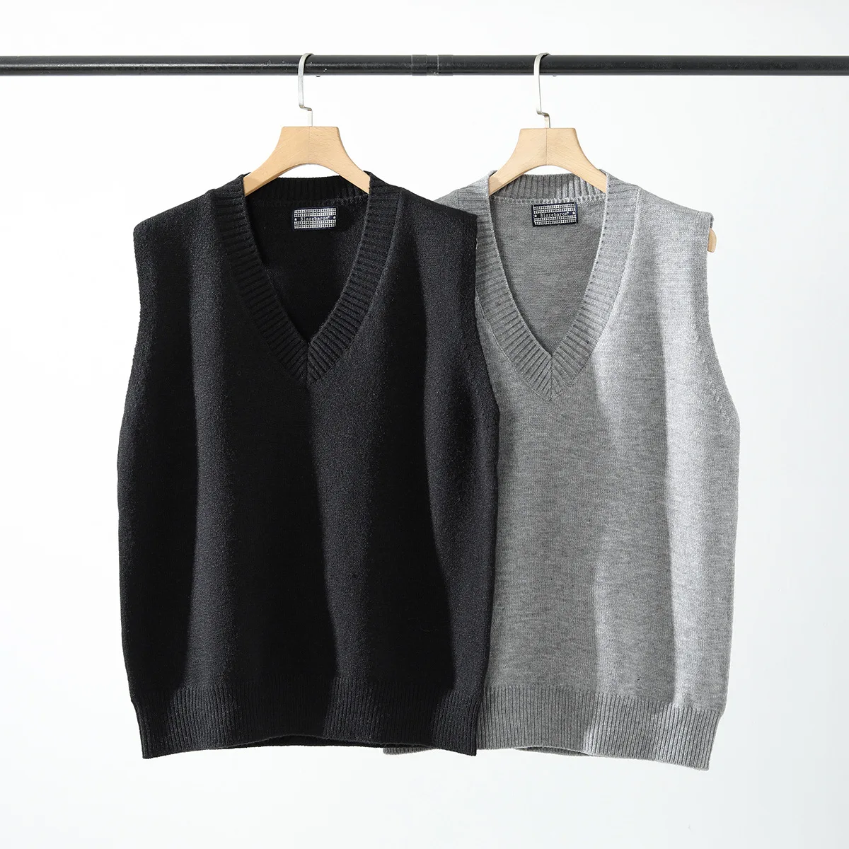 New autumn and winter products for men's casual versatile, simple and solid color sleeveless knitted sweater vest
New autumn and winter products for men's casual versatile, simple and solid color sleeveless knitted sweater vest