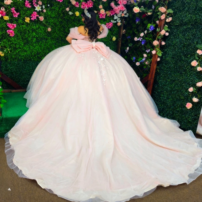 Розовые платья для церемонии Quinceanera с открытыми плечами, аппликацией в виде цветов, бисером, кристаллами, бантом и корсетом, для вечеринок, дней рождения, на 16-летие, Vestidos 15
Розовые платья для церемонии Quinceanera с открытыми плечами, аппликацией в виде цветов, бисером, кристаллами, бантом и корсетом, для вечеринок, дней рождения, на 16-летие, Vestidos 15