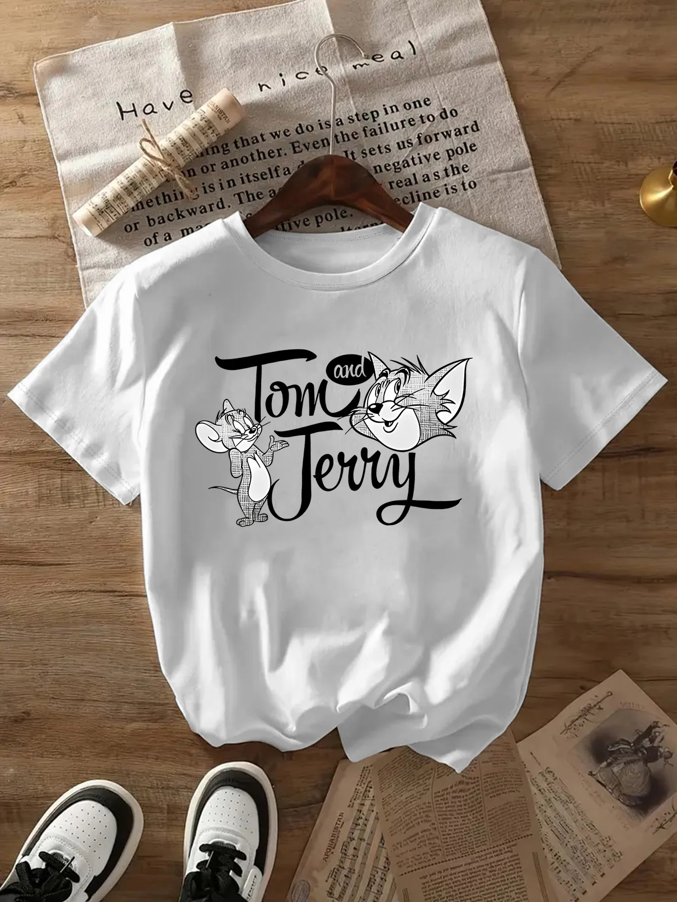 Женская футболка с принтом Том и Джерри, хлопковые футболки с короткими рукавами, топы с рисунком Том и Джерри Y2k, женская футболка, брендовая летняя одежда
Женская футболка с принтом Том и Джерри, хлопковые футболки с короткими рукавами, топы с рисунком Том и Джерри Y2k, женская футболка, брендовая летняя одежда