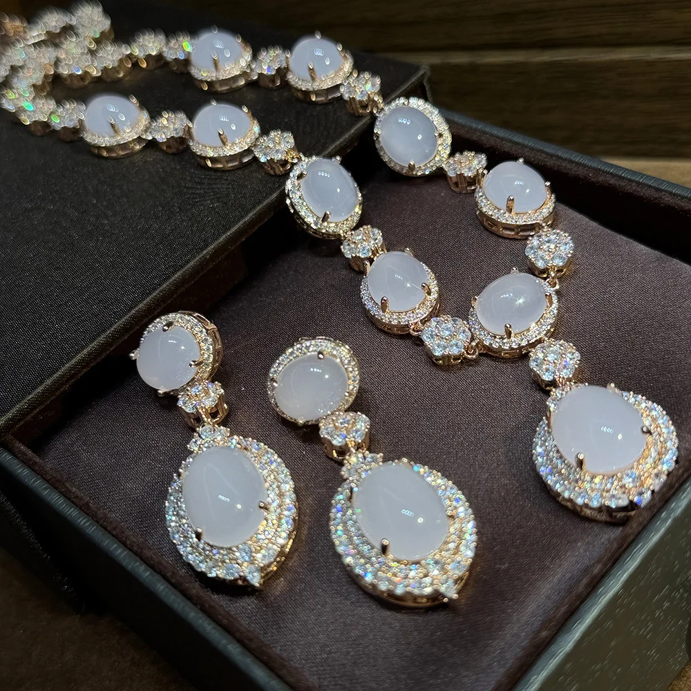 Комплект украшений: кулон и серьги с белым халцедоном-кабошоном, инкрустированным цирконами
Комплект украшений: кулон и серьги с белым халцедоном-кабошоном, инкрустированным цирконами