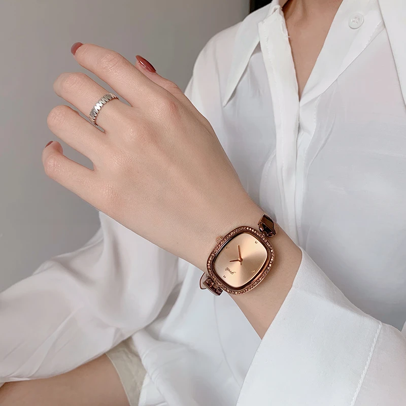 Korean version of rhinestone retro watch women's fashion oval thin strap student literary large dial quartz watch
Korean version of rhinestone retro watch women's fashion oval thin strap student literary large dial quartz watch