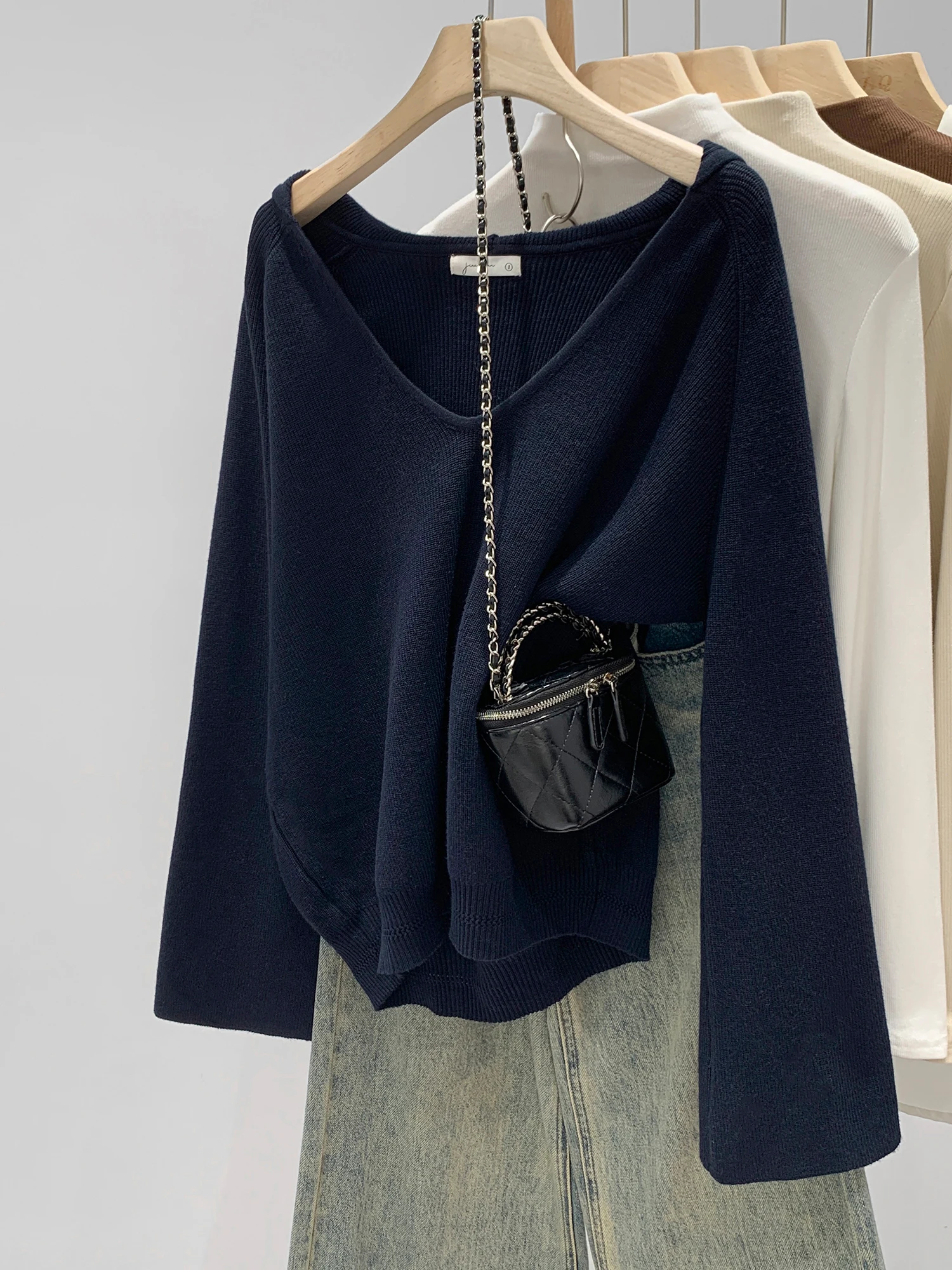 Loose Fit Deep V-Neck Hoodie Knitwear Women's Autumn Winter New Style Loose Slimming Sweater Outerwear Korean Style Top
Loose Fit Deep V-Neck Hoodie Knitwear Women's Autumn Winter New Style Loose Slimming Sweater Outerwear Korean Style Top