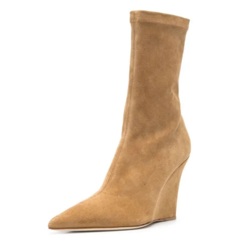 DIZHUANG Fashionable women's high-heeled boots. Beige suede elastic boots. About 11cm heel height. Pointed toe mid calf boots.
DIZHUANG Fashionable women's high-heeled boots. Beige suede elastic boots. About 11cm heel height. Pointed toe mid calf boots.