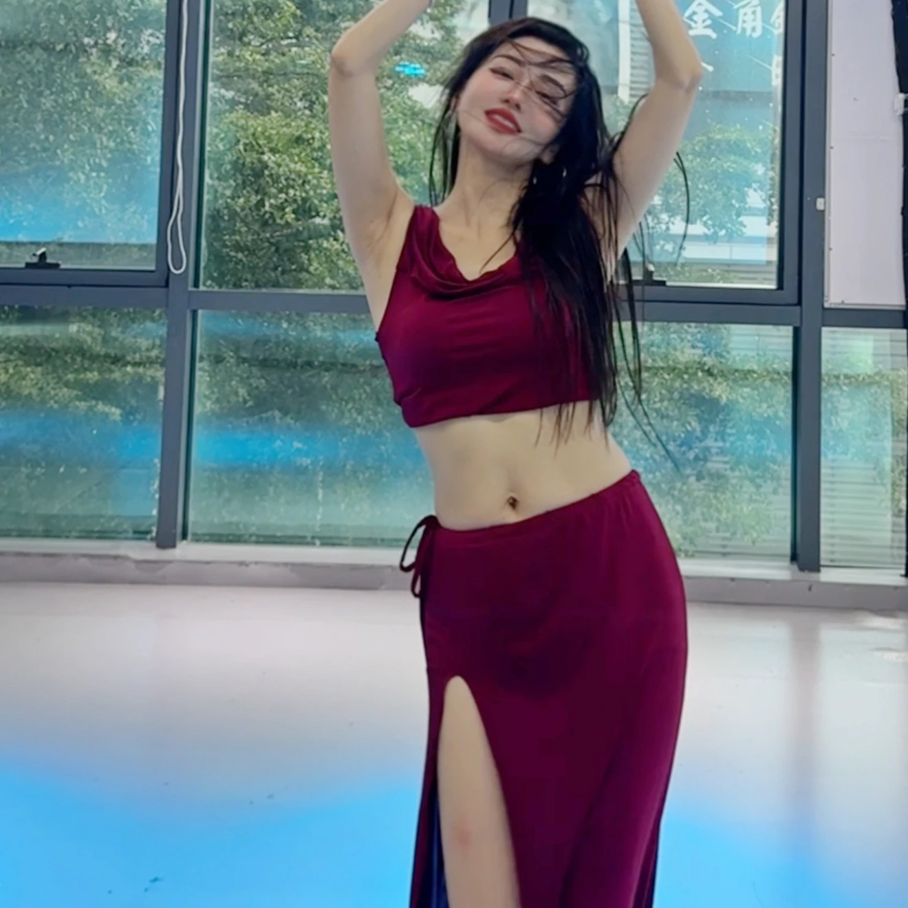 Женская тренировочная одежда для танца живота, сексуальный темпераментный комплект для выступлений, профессиональная тренировочная одежда для восточных танцев для взрослых
Женская тренировочная одежда для танца живота, сексуальный темпераментный комплект для выступлений, профессиональная тренировочная одежда для восточных танцев для взрослых