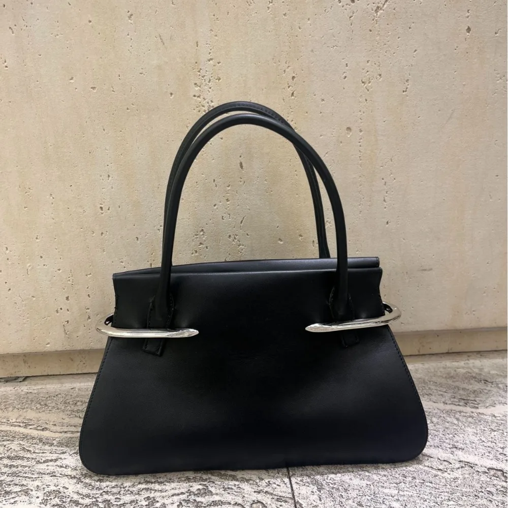 Высокое качество, новый нишевый дизайн, модная металлическая пряжка, украшение на одно плечо, сумка через плечо, женская простая однотонная сумка
Высокое качество, новый нишевый дизайн, модная металлическая пряжка, украшение на одно плечо, сумка через плечо, женская простая однотонная сумка