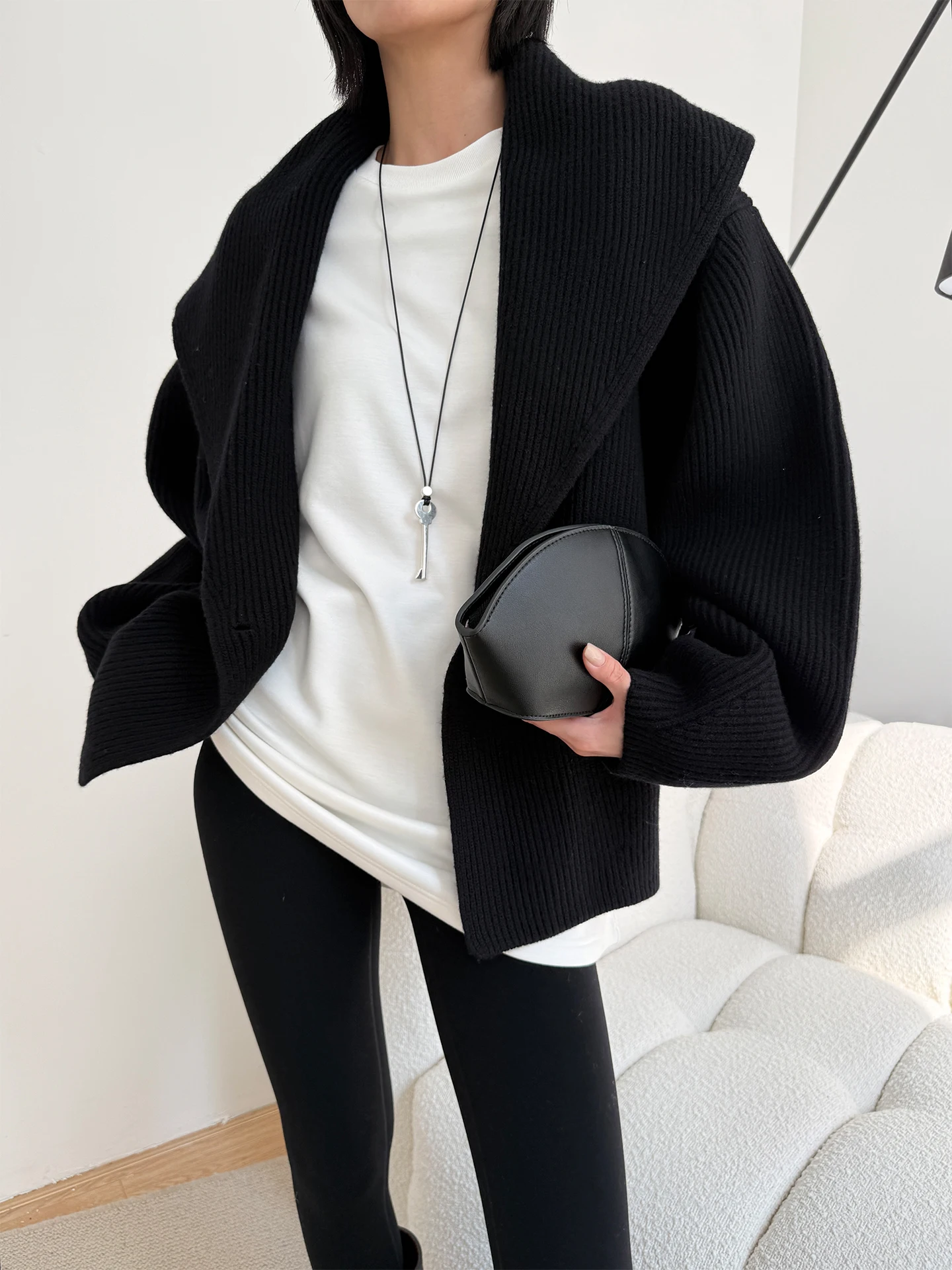 Весенне-осенний кардиган крупной вязки с отложным воротником, женская верхняя одежда, свободный крой, средней длины, вязаное пальто в стиле Lazy Sle
Весенне-осенний кардиган крупной вязки с отложным воротником, женская верхняя одежда, свободный крой, средней длины, вязаное пальто в стиле Lazy Sle