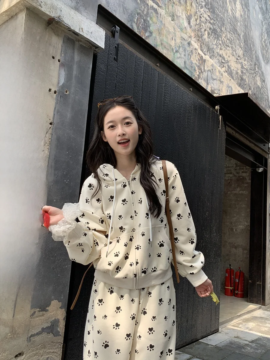 Женский комплект Sinbounboun: худи на молнии и спортивные брюки с высокой талией, с принтом собачьих лап, повседневный, осенняя коллекция 2025
Женский комплект Sinbounboun: худи на молнии и спортивные брюки с высокой талией, с принтом собачьих лап, повседневный, осенняя коллекция 2025