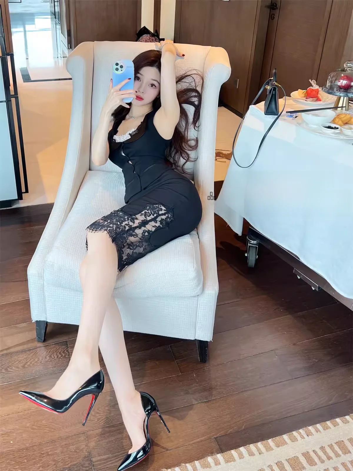 Комплект с высоким воротником: топ и юбка с цветочным узором из полиэстера, летняя коллекция 2024
Комплект с высоким воротником: топ и юбка с цветочным узором из полиэстера, летняя коллекция 2024