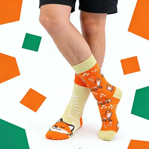 1 paire de chaussettes en forme de renard mignon, double conception, chaussettes asymétriques avec visage souriant et imprimé partout