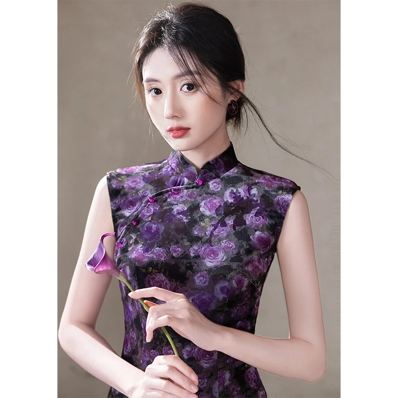 Фиолетовое шелковое бархатное платье в стиле ретро для повседневной носки, женская модная одежда в стиле старого Шанхая, с низким разрезом, без рукавов, с цветочным принтом.
Фиолетовое шелковое бархатное платье в стиле ретро для повседневной носки, женская модная одежда в стиле старого Шанхая, с низким разрезом, без рукавов, с цветочным принтом.