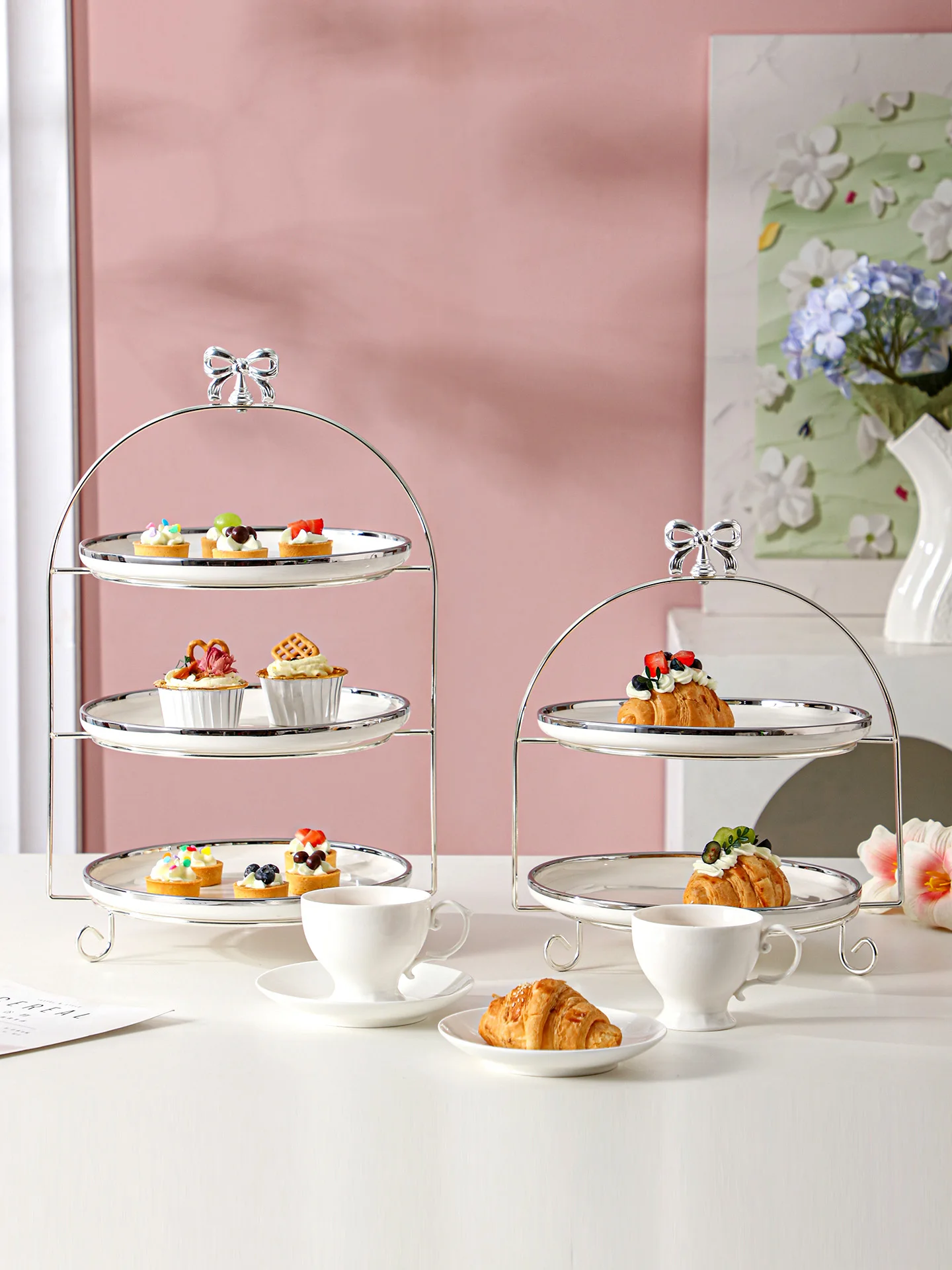 Engli Sle Multi-Layer Dert Stand Iron Art Wedding Cake Table High Aesthetic Value ternoon Tea Sna Ra Display Stand
Engli Sle Multi-Layer Dert Stand Iron Art Wedding Cake Table High Aesthetic Value ternoon Tea Sna Ra Display Stand