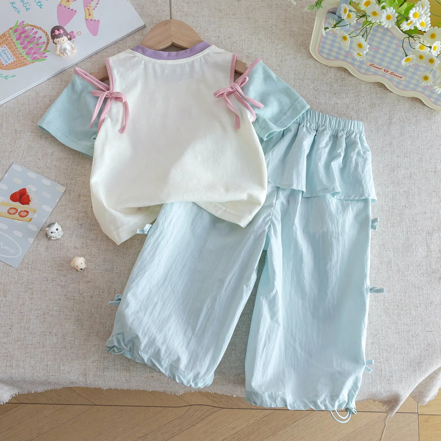 Summer Girls' Short Sleeve Set Fashion Cartoon Rabbit Print Off Shoulder T-shirt Casual Loose Thin Bow Cargo Pants
Summer Girls' Short Sleeve Set Fashion Cartoon Rabbit Print Off Shoulder T-shirt Casual Loose Thin Bow Cargo Pants