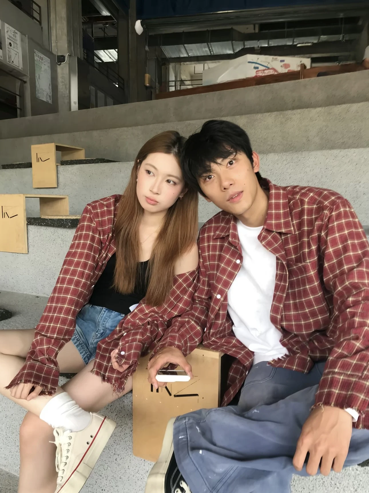 Retro American Glowing Red Plaid Tassel Destroyed Casual Loose irt Men Women Outerwear Design Spring Summer Polyester Fiber
Retro American Glowing Red Plaid Tassel Destroyed Casual Loose irt Men Women Outerwear Design Spring Summer Polyester Fiber