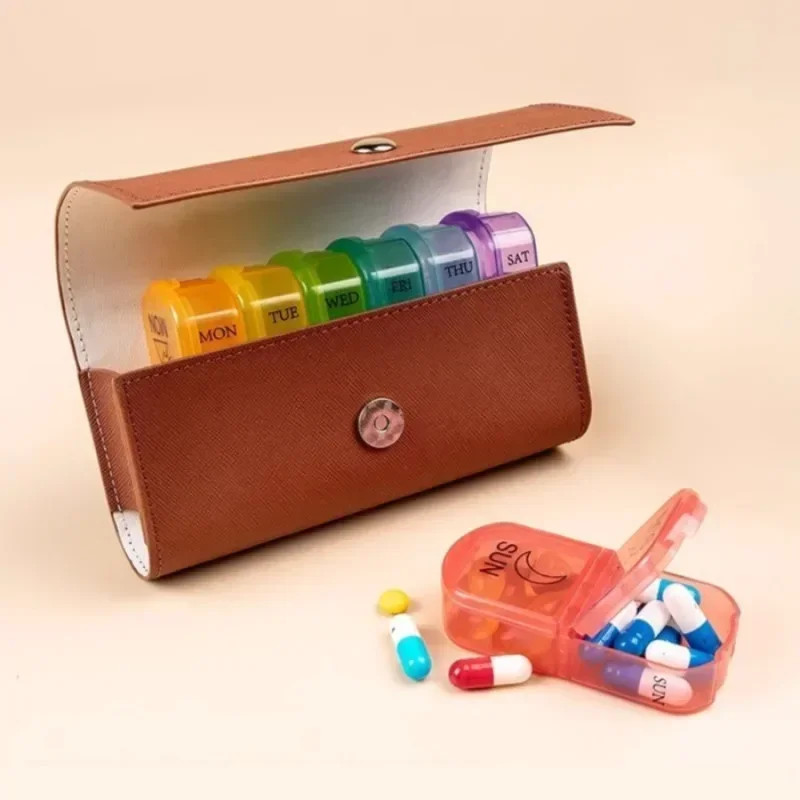 Кожаная сумка с 14 сетками, аптечка, еженедельная 7-дневная аптечка для таблеток, держатель, органайзер, ящик для хранения таблеток для лекарств, витаминов
Кожаная сумка с 14 сетками, аптечка, еженедельная 7-дневная аптечка для таблеток, держатель, органайзер, ящик для хранения таблеток для лекарств, витаминов
