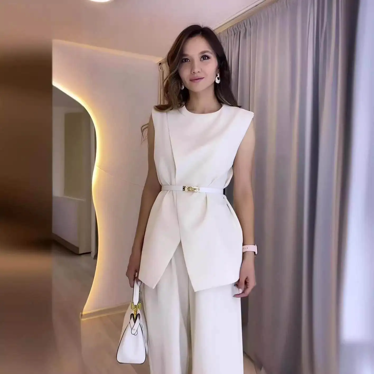 Летний женский комплект 2025: цветные брюки с высокой талией и широкими штанинами, повседневный костюм из двух предметов, средняя и низкая посадка, ПВХ
Летний женский комплект 2025: цветные брюки с высокой талией и широкими штанинами, повседневный костюм из двух предметов, средняя и низкая посадка, ПВХ