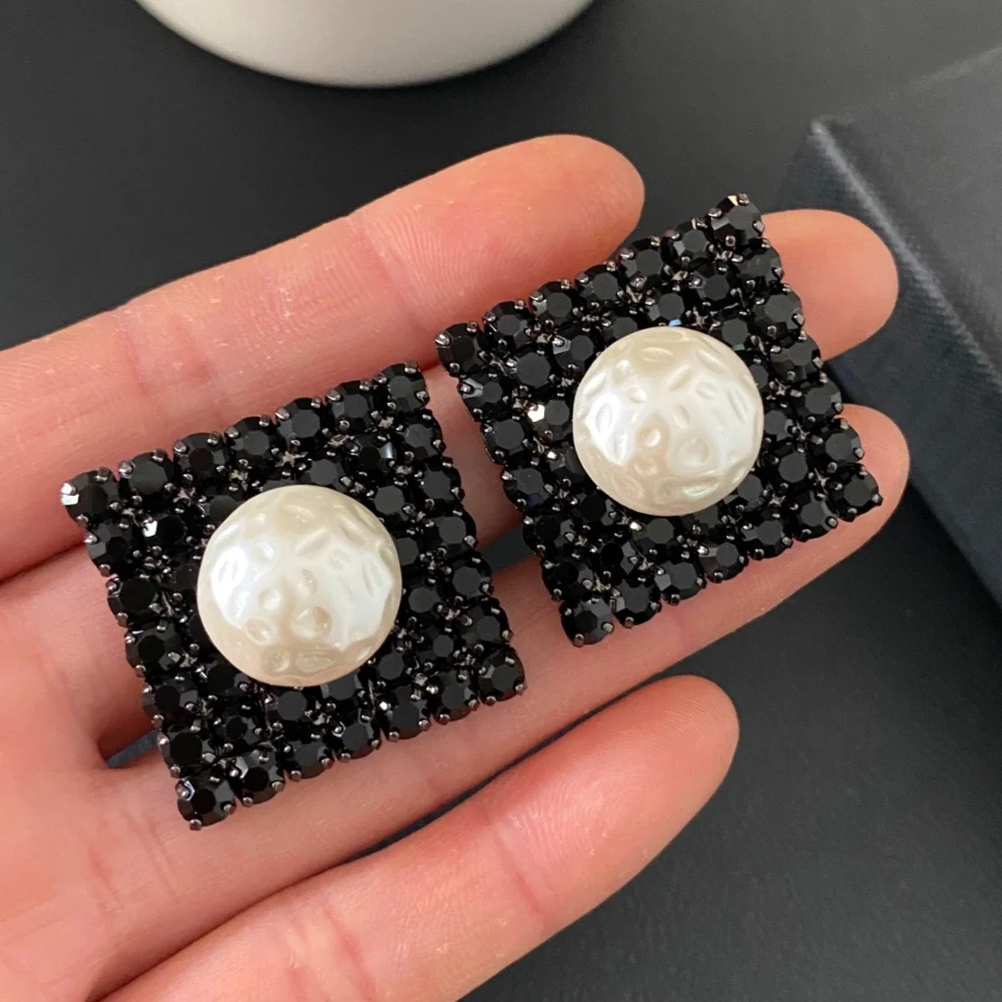 Europe Black Crystal Pearl Square Ear Clip Earring Women Top Quality Vintage Jewelry
Europe Black Crystal Pearl Square Ear Clip Earring Women Top Quality Vintage Jewelry