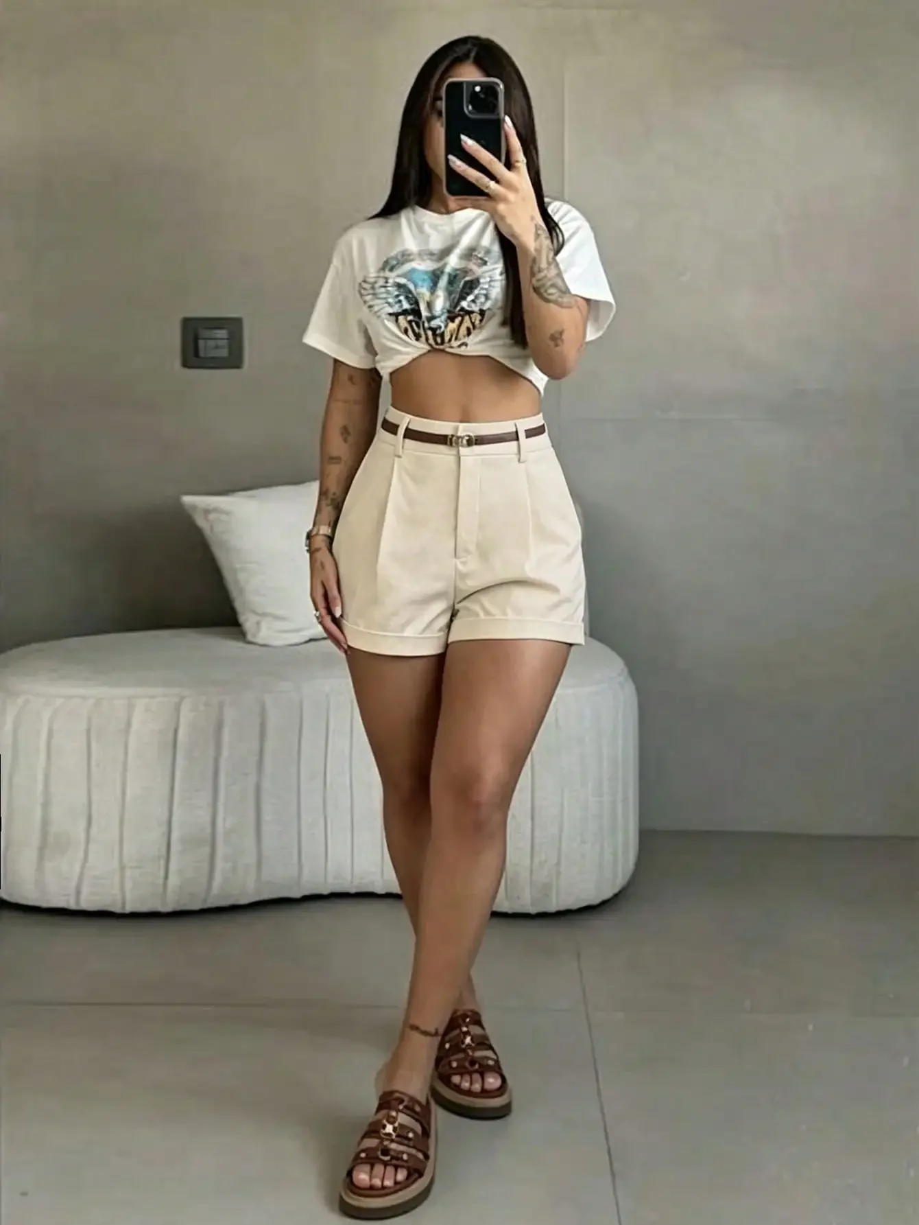 High Waist Pleated White Smooth Knit Casual Wide Leg Shorts Without Belt, Suitable For Office Wear In Summer
High Waist Pleated White Smooth Knit Casual Wide Leg Shorts Without Belt, Suitable For Office Wear In Summer