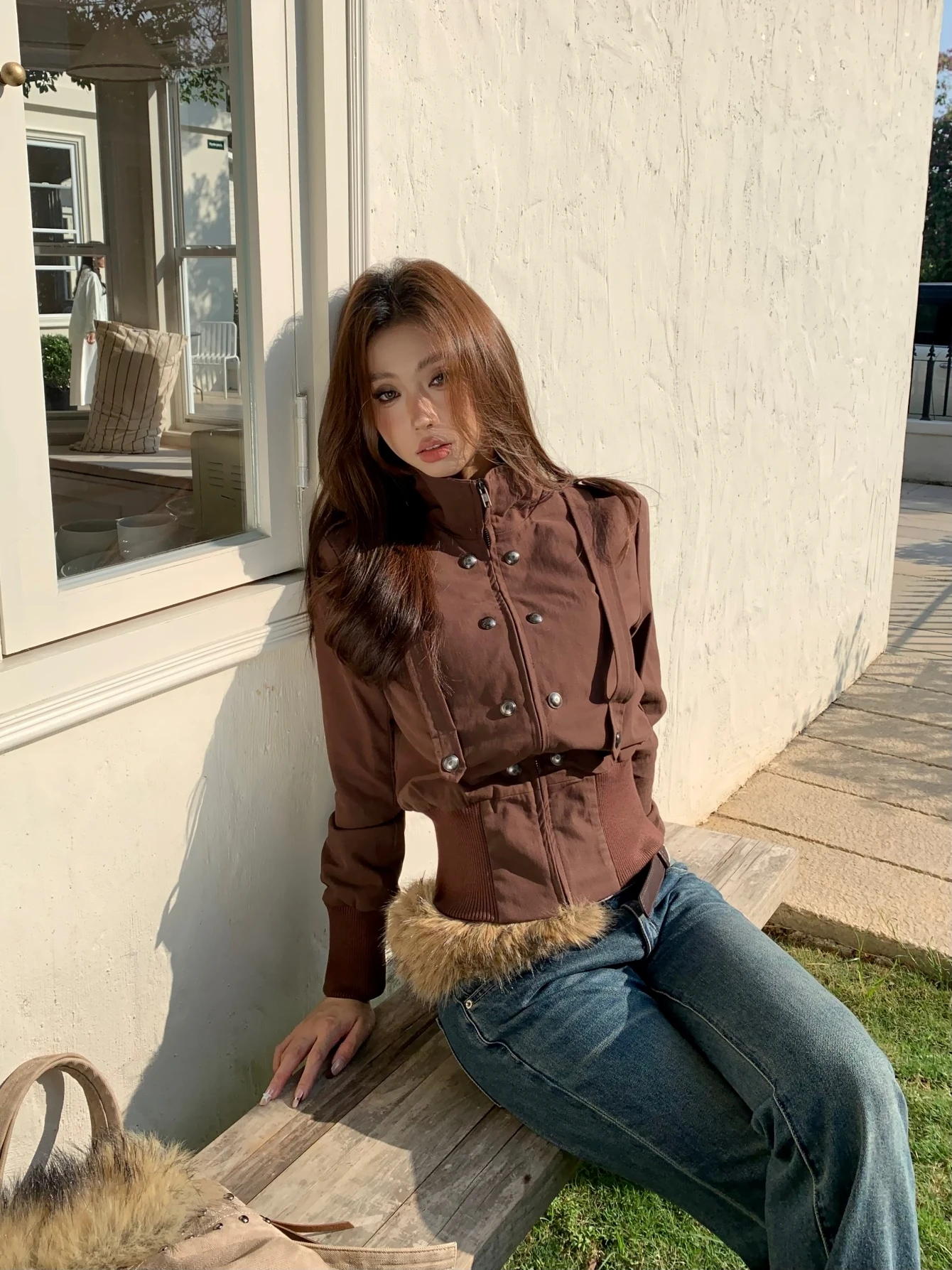 Женская приталенная куртка в американском стиле с воротником-стойкой на пуговицах, весенне-осеннее короткое пальто, модное для повседневной носки, из смесового хлопка
Женская приталенная куртка в американском стиле с воротником-стойкой на пуговицах, весенне-осеннее короткое пальто, модное для повседневной носки, из смесового хлопка