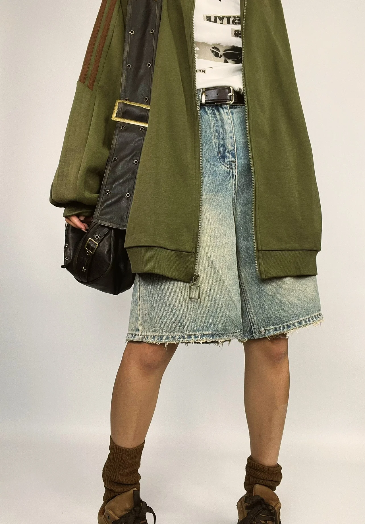 Retro Washed Denim Shorts Loose Casual Unisex Style Cotton Jeans Material Breathable Summer Collection Women's Fashion
Retro Washed Denim Shorts Loose Casual Unisex Style Cotton Jeans Material Breathable Summer Collection Women's Fashion