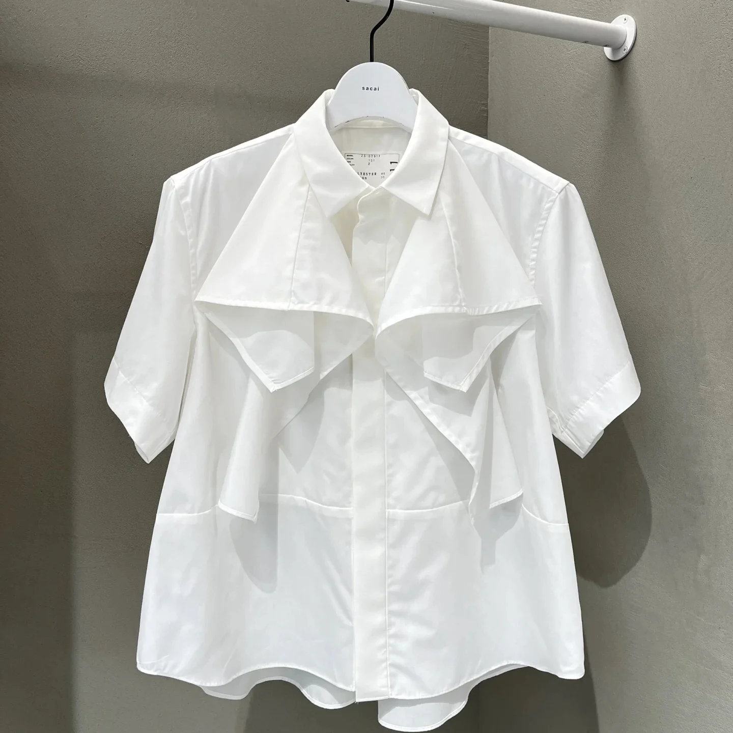 Japanese Sle FOG Sacai Women's irt ort Sve Asymmetrical T-irt Loose Fit Cotton Summer Casual Faion Top
Japanese Sle FOG Sacai Women's irt ort Sve Asymmetrical T-irt Loose Fit Cotton Summer Casual Faion Top