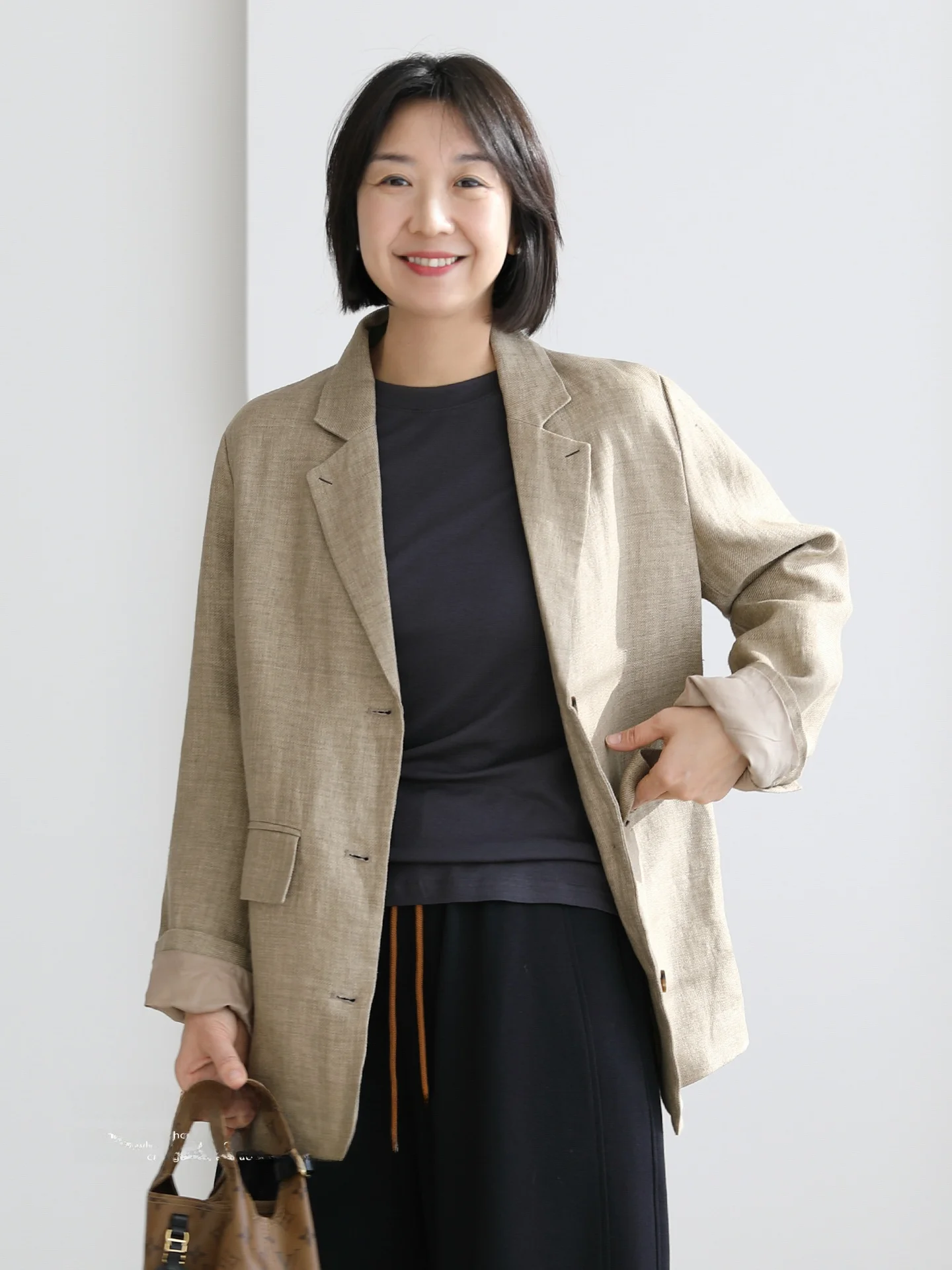 Женский льняной пиджак свободного кроя для весны и лета, дышащий, с длинными рукавами, однотонный, классический, на одной пуговице
Женский льняной пиджак свободного кроя для весны и лета, дышащий, с длинными рукавами, однотонный, классический, на одной пуговице