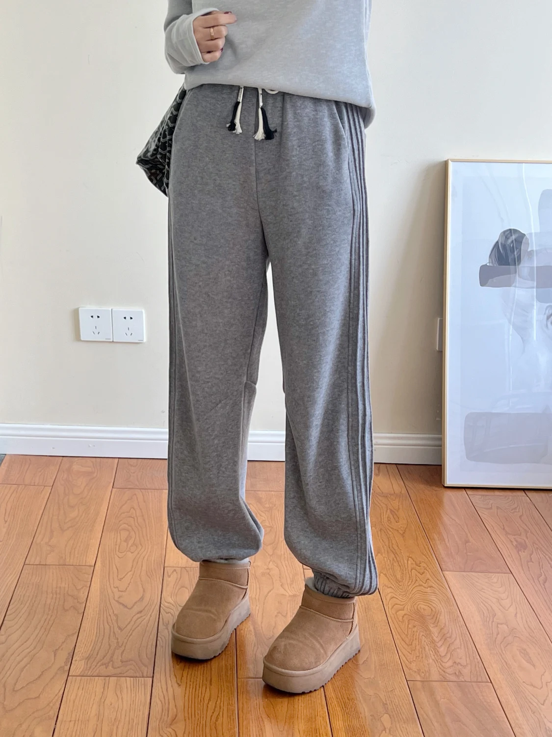 Уютные широкие брюки с начесом, на манжетах, с боковыми декоративными вставками, повседневные спортивные штаны с высокой талией из полиэстера
Уютные широкие брюки с начесом, на манжетах, с боковыми декоративными вставками, повседневные спортивные штаны с высокой талией из полиэстера