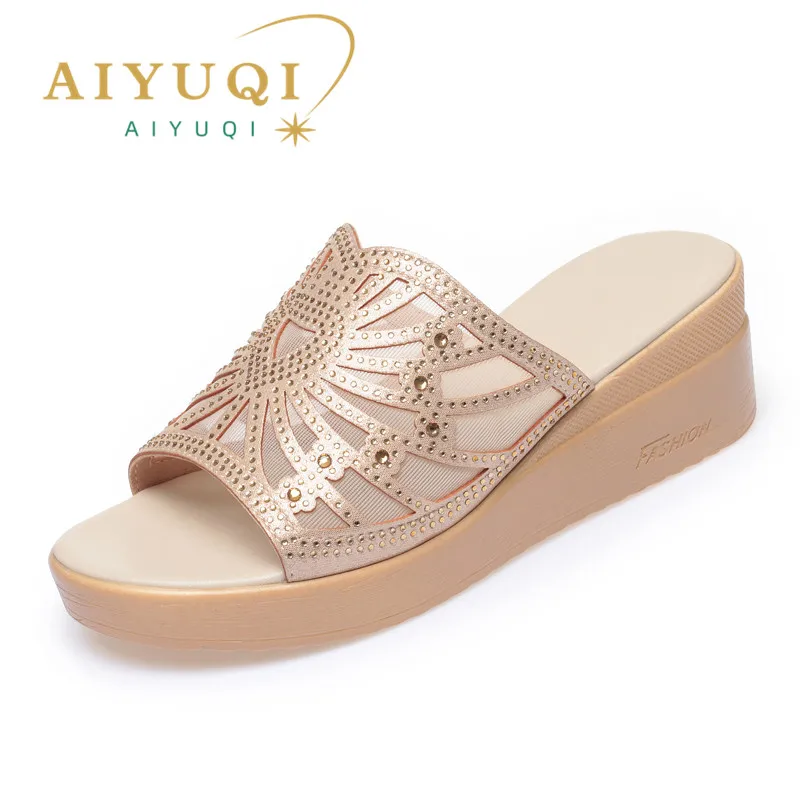 Женские летние шлепанцы AIYUQI, на платформе, большие размеры 41 42, танкетка, модные уличные тапочки для женщин, 2023
Женские летние шлепанцы AIYUQI, на платформе, большие размеры 41 42, танкетка, модные уличные тапочки для женщин, 2023