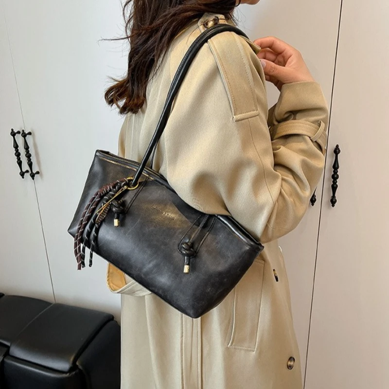 Women's Large PU Leather Shoulder Bag Y2K Winter Trend Crossbody Retro Vintage Versatile Ladies Armpit Tote Handbag
Women's Large PU Leather Shoulder Bag Y2K Winter Trend Crossbody Retro Vintage Versatile Ladies Armpit Tote Handbag