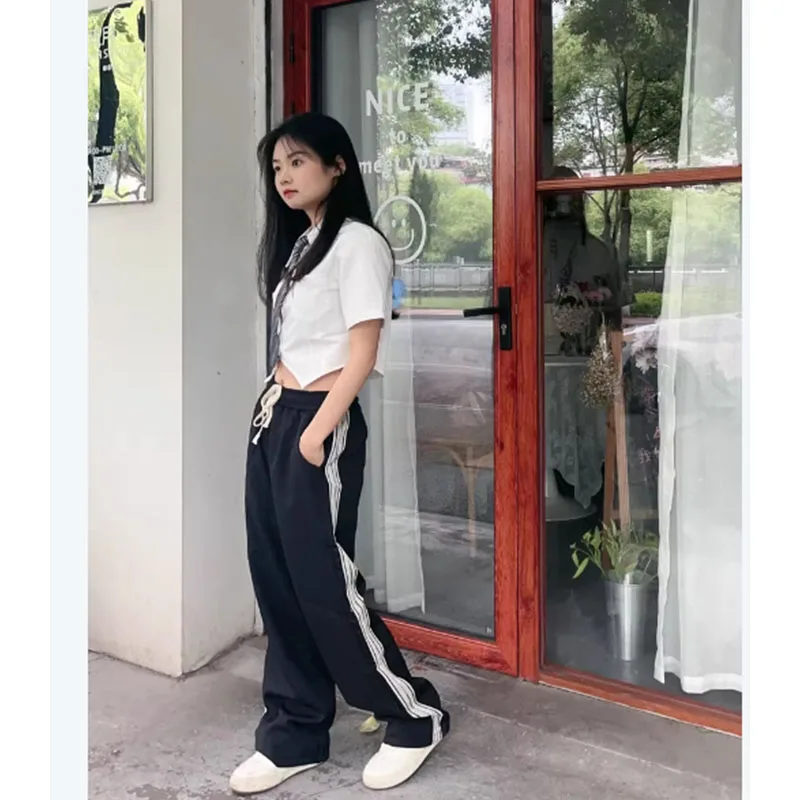 Workwear style straight leg pants look good sporty and casual with wrinkled wide legs and loose dopamine purple pants for wome
Workwear style straight leg pants look good sporty and casual with wrinkled wide legs and loose dopamine purple pants for wome