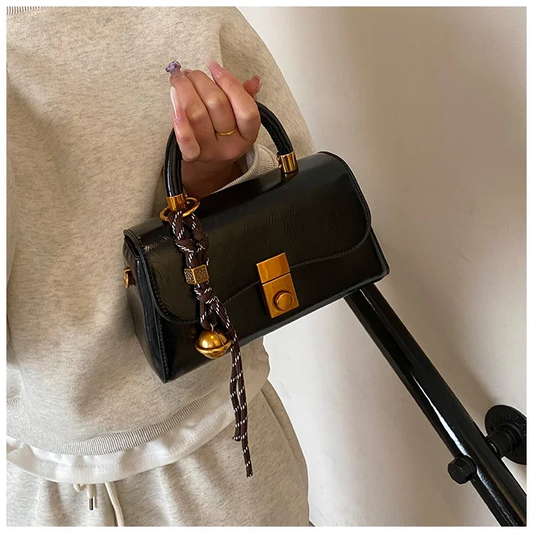 Элегантная сумка через плечо — минималистичный винтажный дизайн с парижским флером, роскошный кожаный клатч для повседневных женщин
Элегантная сумка через плечо — минималистичный винтажный дизайн с парижским флером, роскошный кожаный клатч для повседневных женщин