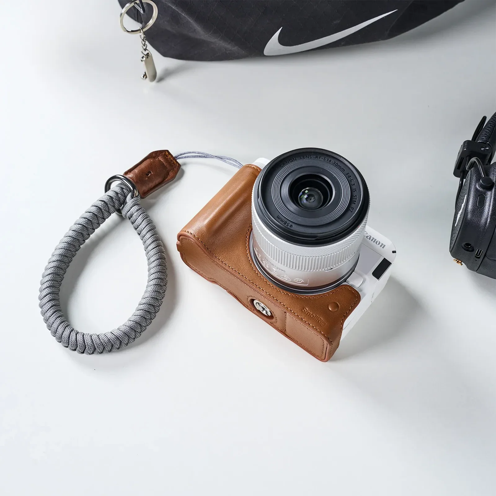 Smallrig Leather Half Camera Case Kit with Braided Wristband for Canon EOS R50 V
Smallrig Leather Half Camera Case Kit with Braided Wristband for Canon EOS R50 V