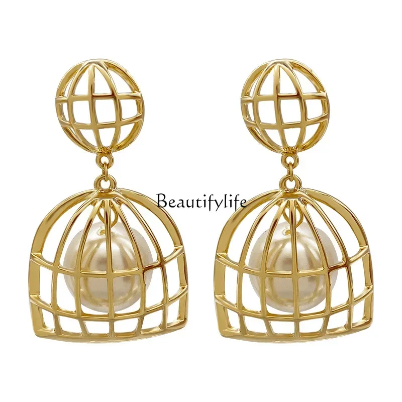 Elegant socialite's unique earrings with European and American designs, popular large earrings, autumn new collection
Elegant socialite's unique earrings with European and American designs, popular large earrings, autumn new collection