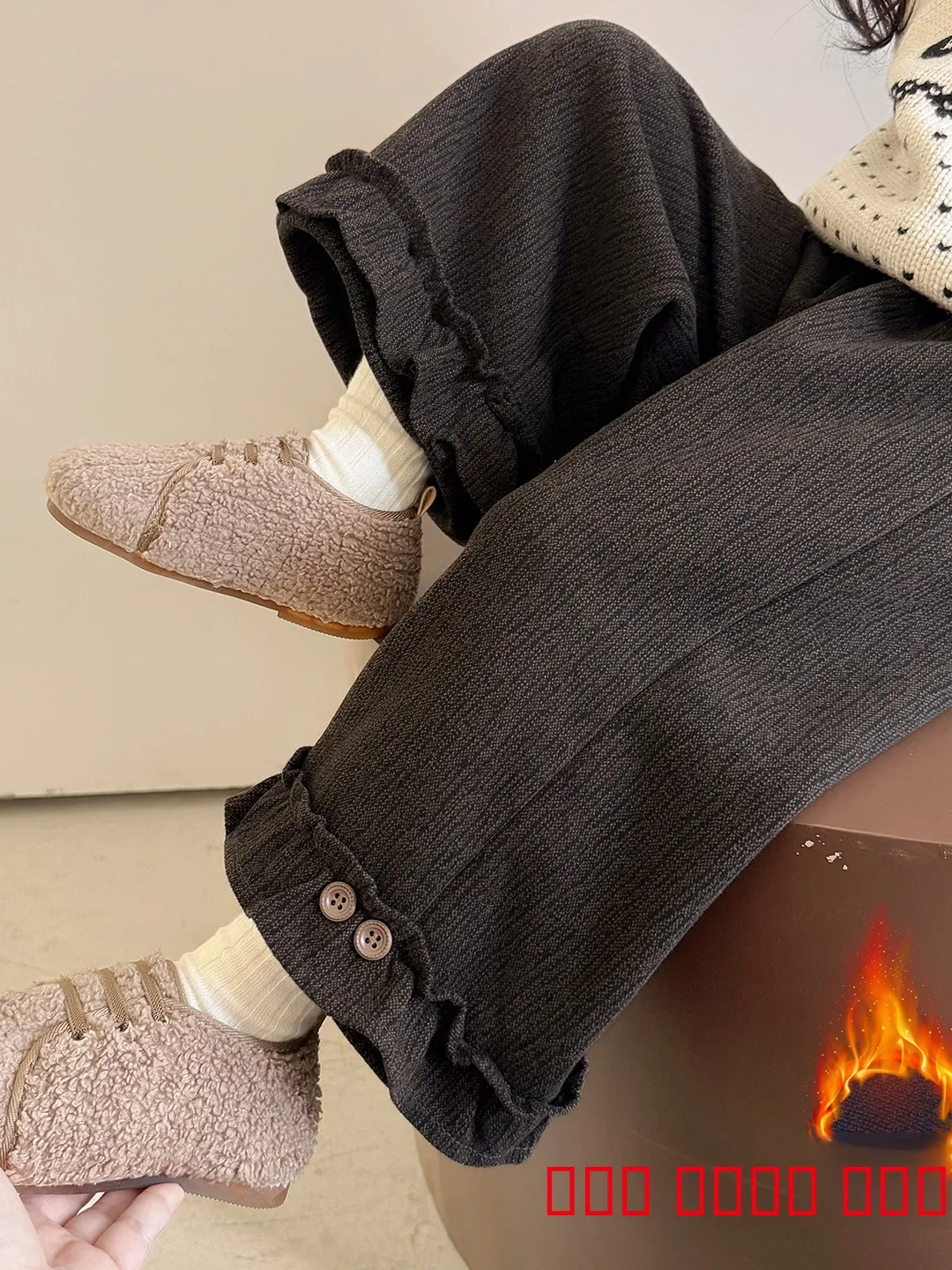 Модные удобные утепленные флисовые повседневные брюки с широкими штанинами и рюшами на пуговицах для девочек, осень-зима, новинка
Модные удобные утепленные флисовые повседневные брюки с широкими штанинами и рюшами на пуговицах для девочек, осень-зима, новинка