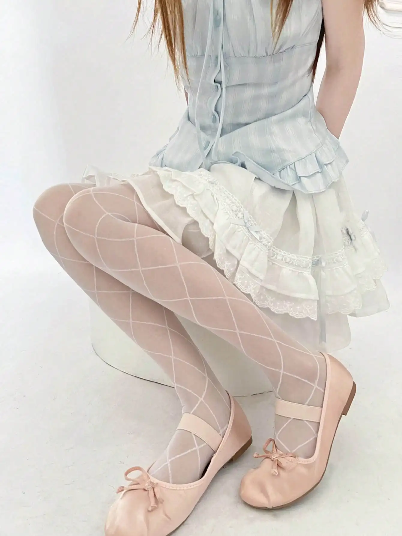 Пара больших белых чулок с ромбовидным узором и мягкими и милыми колготками с ромбовидным рисунком ангела.
Пара больших белых чулок с ромбовидным узором и мягкими и милыми колготками с ромбовидным рисунком ангела.