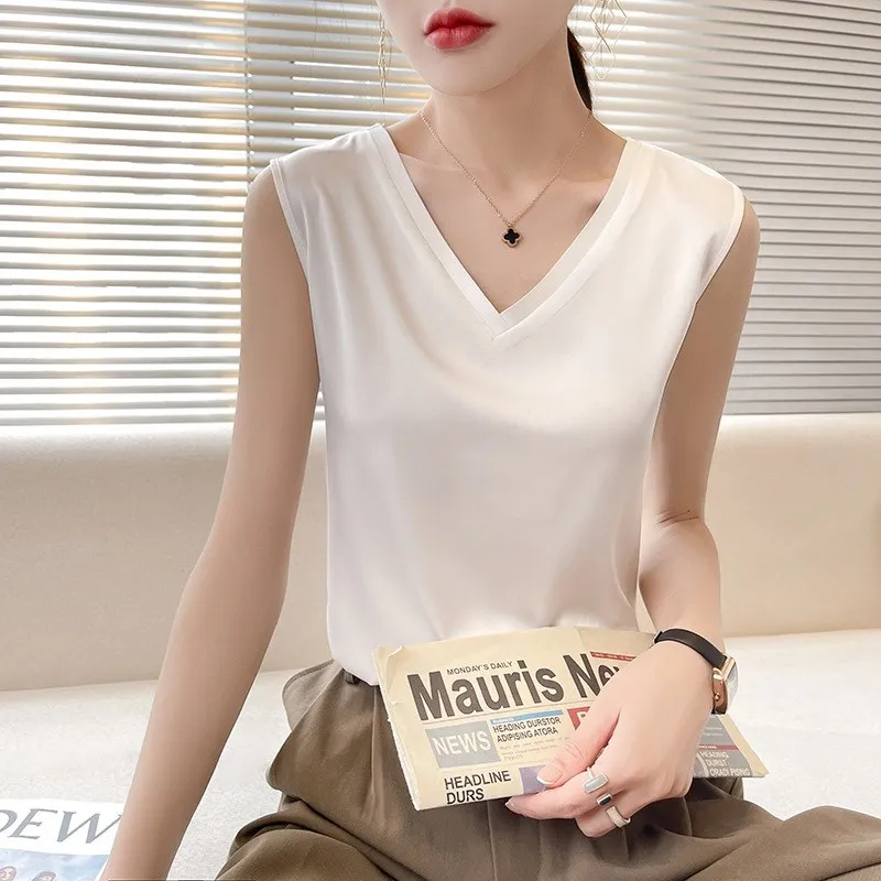 Spring Ice Silk Wide Shoulder Strap Vest Women's V-neck Loose Top Clean Face Base Shirt Strap Shirt Female Fashion Trend
Spring Ice Silk Wide Shoulder Strap Vest Women's V-neck Loose Top Clean Face Base Shirt Strap Shirt Female Fashion Trend