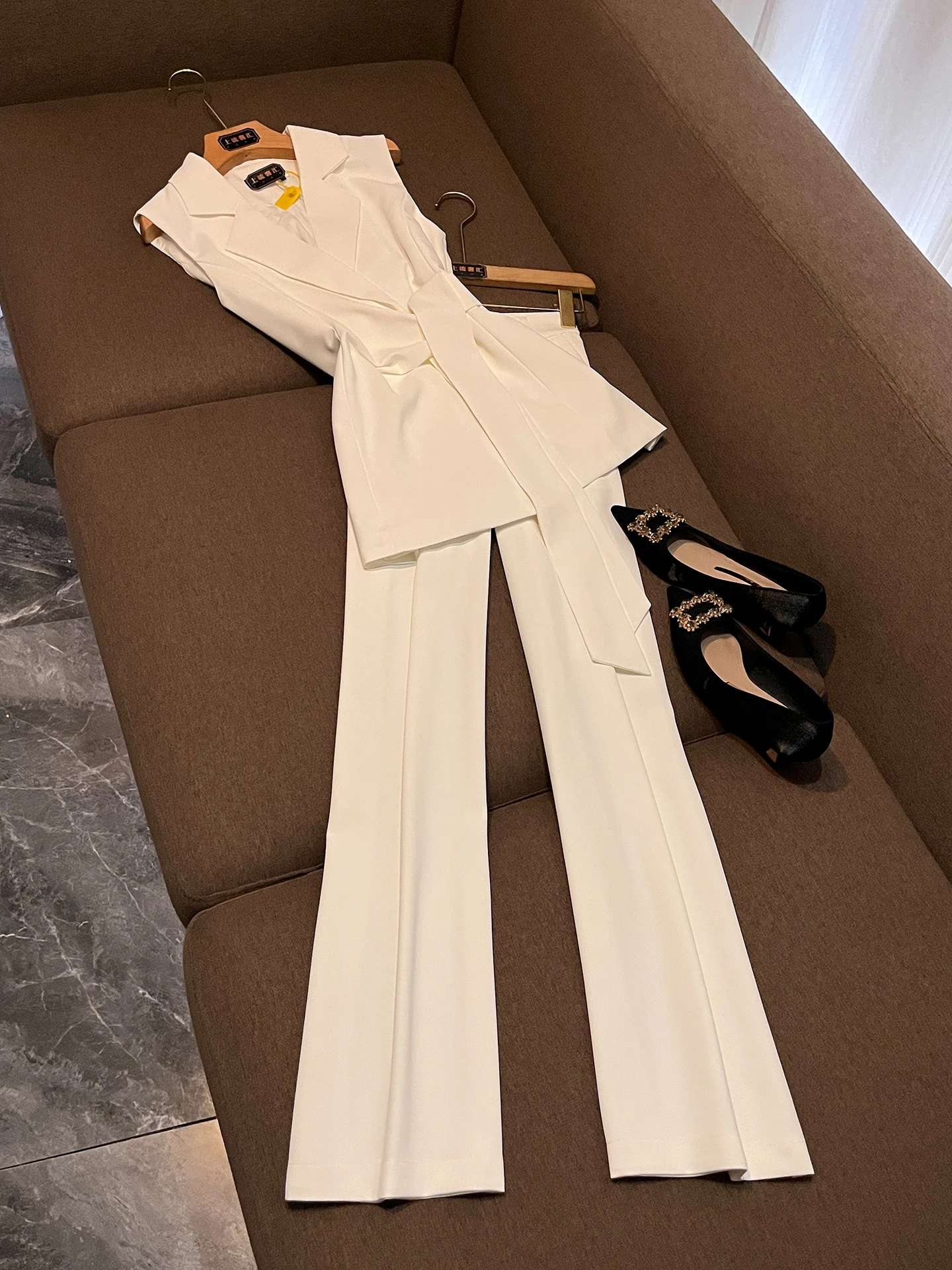 Summer Thin Wide Leg Pants Suit Vest Set Women's Fashionable Belted Two-Piece Set Elegantly Simple White Color Block Design
Summer Thin Wide Leg Pants Suit Vest Set Women's Fashionable Belted Two-Piece Set Elegantly Simple White Color Block Design