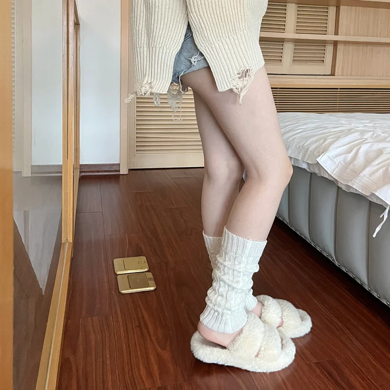 Осенне-зимние кремовые белые вязаные носки в японском стиле
Осенне-зимние кремовые белые вязаные носки в японском стиле