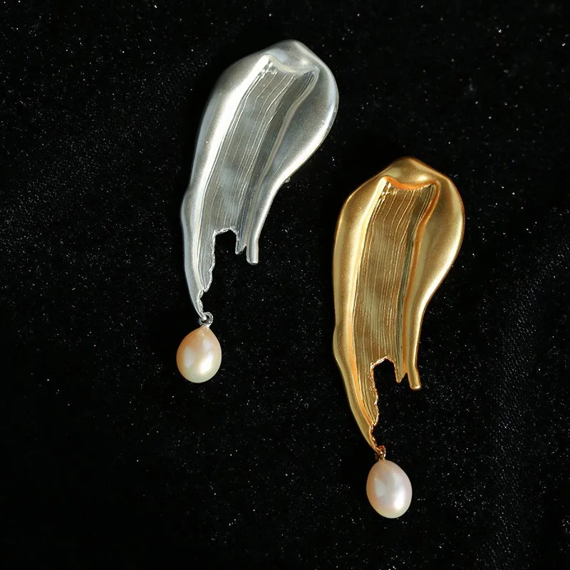 A touch of oil painting water droplet pearl brooch 
A touch of oil painting water droplet pearl brooch