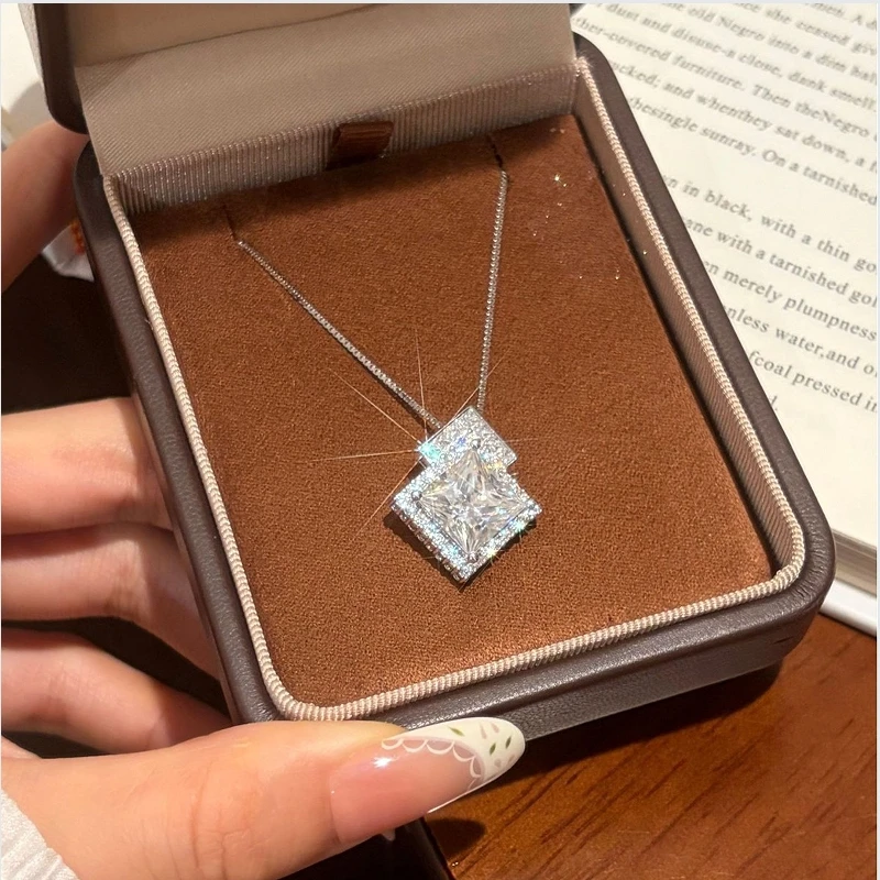 S925 sterling silver exaggerated pendant micro inlaid princess cube sugar 5-carat moissanite necklace for women's fashion jewelr
S925 sterling silver exaggerated pendant micro inlaid princess cube sugar 5-carat moissanite necklace for women's fashion jewelr