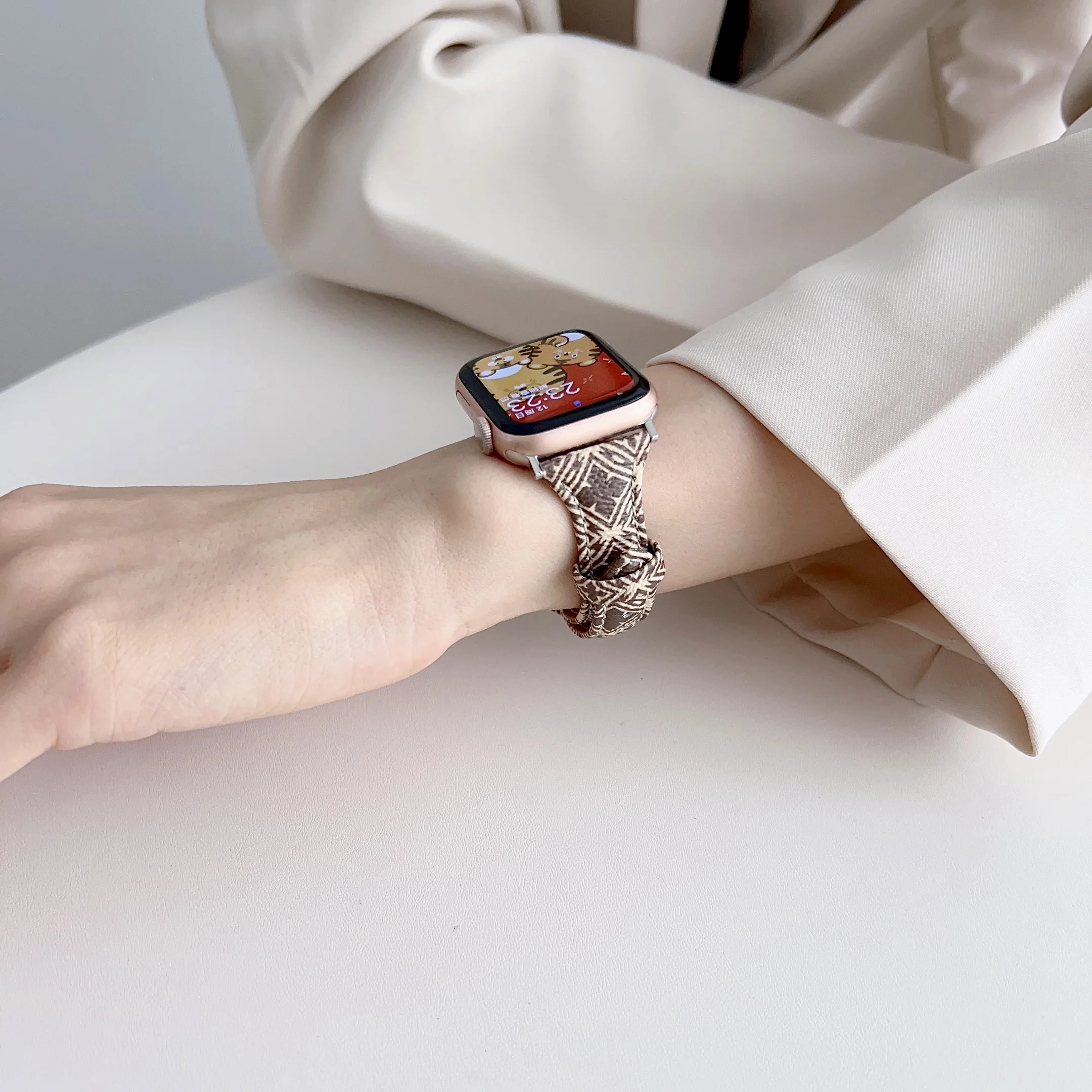 Роскошный кожаный браслет для Apple Watch Band Ultra 8 7 6 5 4 3 2 SE, ремешок с застежкой-бабочкой для iWatch 49 44 45 42 41 40 38
Роскошный кожаный браслет для Apple Watch Band Ultra 8 7 6 5 4 3 2 SE, ремешок с застежкой-бабочкой для iWatch 49 44 45 42 41 40 38