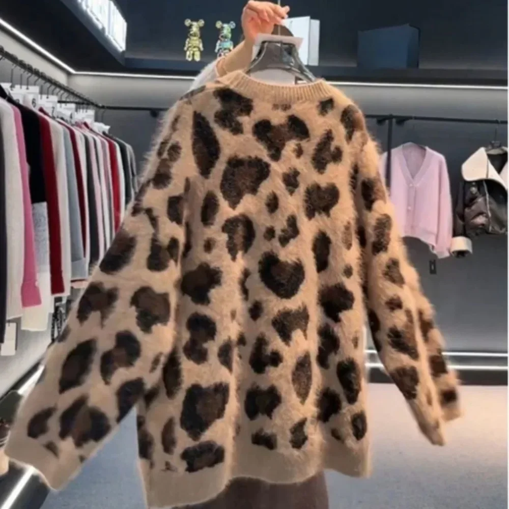 Loose Simple 2025 New Elegant Office Lady Cardigan Western Jacquard Leopard Sweaters V Neck Casual Exquisite Pull Femme
Loose Simple 2025 New Elegant Office Lady Cardigan Western Jacquard Leopard Sweaters V Neck Casual Exquisite Pull Femme