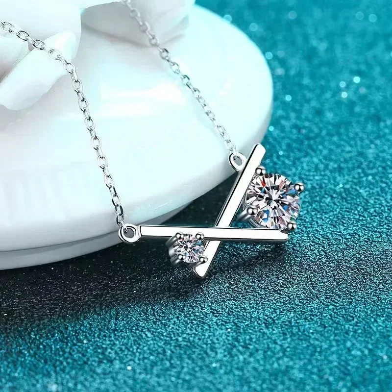 Роскошный крестовый стиль 1,15 карата с муассанитом и бриллиантами для женщин, модное платиновое ожерелье Pt950, повседневная одежда, изысканные ювелирные изделия для девочек
Роскошный крестовый стиль 1,15 карата с муассанитом и бриллиантами для женщин, модное платиновое ожерелье Pt950, повседневная одежда, изысканные ювелирные изделия для девочек