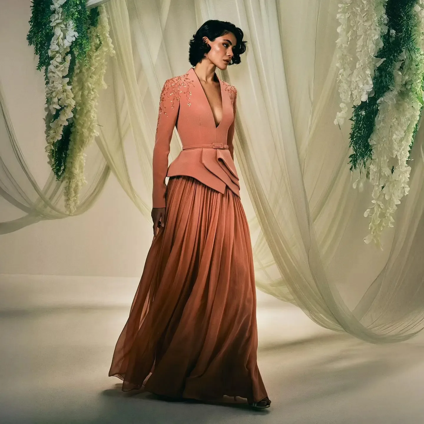 Luxury Apricot Pleated Evening Dress 2025 Long Sleeve Deep V Neck Elegant Formal A-Line Floor Length Party Gown Customized
Luxury Apricot Pleated Evening Dress 2025 Long Sleeve Deep V Neck Elegant Formal A-Line Floor Length Party Gown Customized