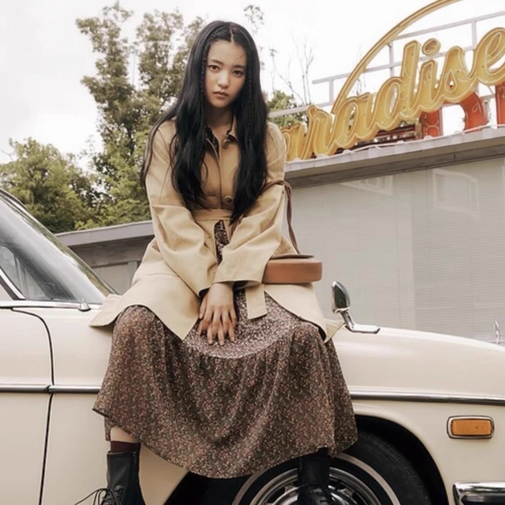 Хлопковая ветровка женская свободного кроя с длинными рукавами, на одной пуговице, с вставкой на плече, воротником в клетку, воротником-стойкой, с поясом, средней длины
Хлопковая ветровка женская свободного кроя с длинными рукавами, на одной пуговице, с вставкой на плече, воротником в клетку, воротником-стойкой, с поясом, средней длины