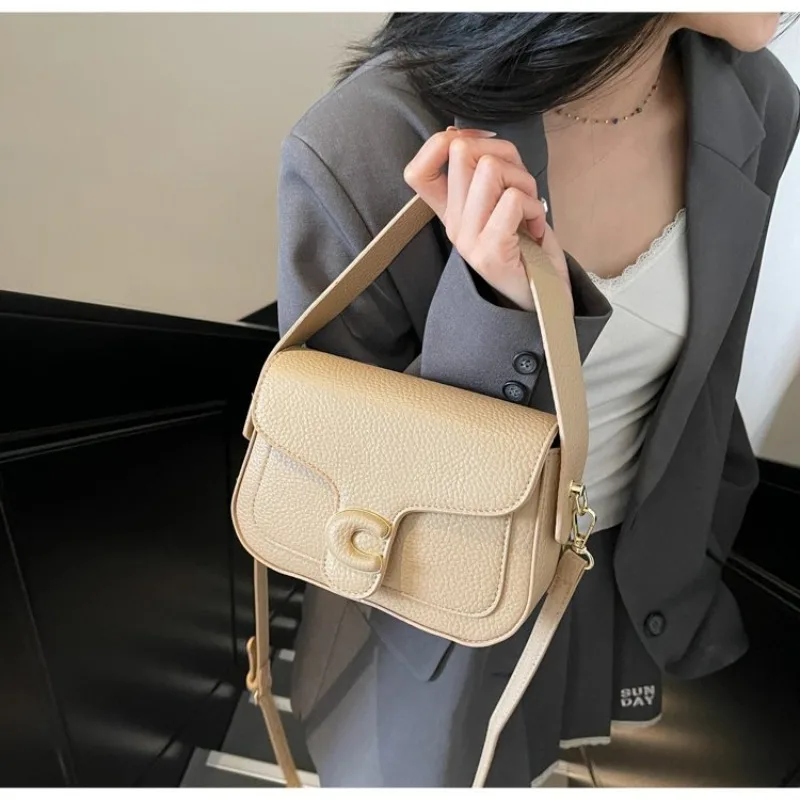 Высококачественная нишевая и стильная женская сумка, новая универсальная маленькая квадратная сумка на одно плечо и сумка через плечо.
Высококачественная нишевая и стильная женская сумка, новая универсальная маленькая квадратная сумка на одно плечо и сумка через плечо.